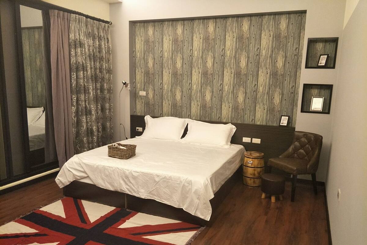 Desk, blackout curtains, free WiFi, bed sheets