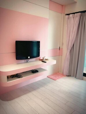 Superior Double Room (3F) | Desk, blackout drapes, free WiFi, bed sheets - Anping Qinghai House (Tainan)