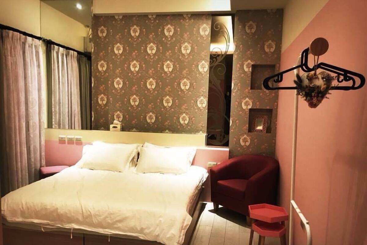 Desk, blackout curtains, free WiFi, bed sheets