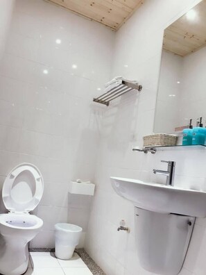 Comfort Quadruple Room (4F) | Bathroom
