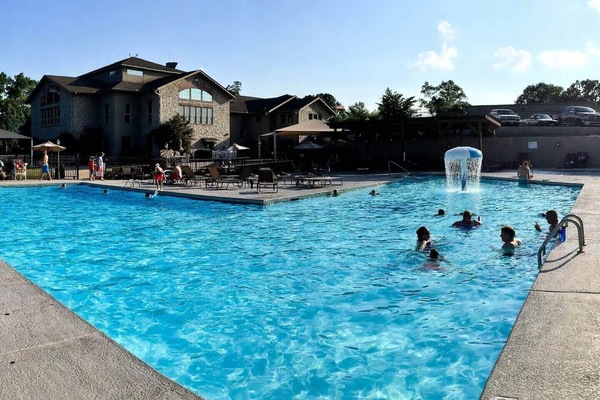 Piscina coberta i piscina a l'aire lliure