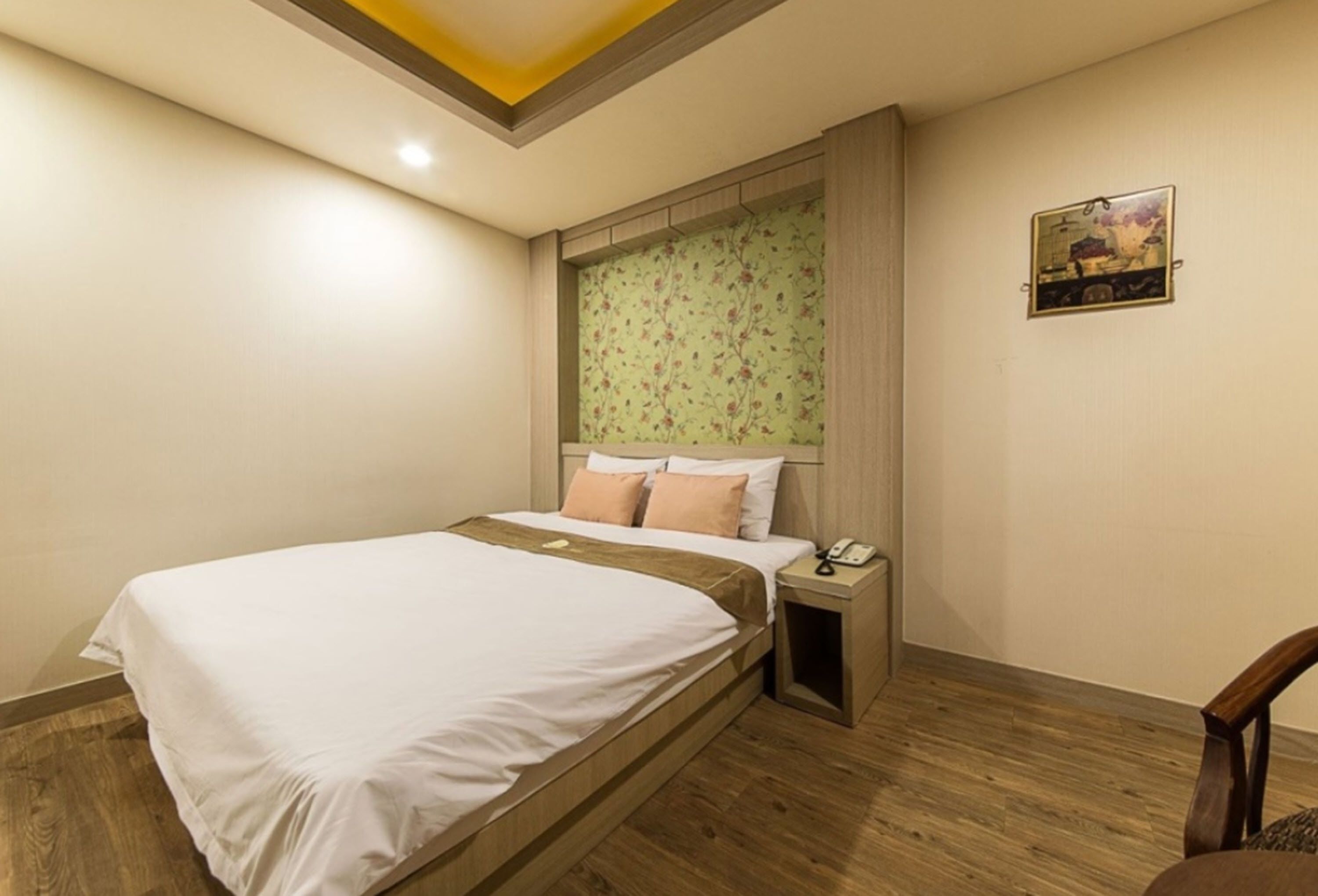 standard room | desk, soundproofing, free wifi, wheelchair access