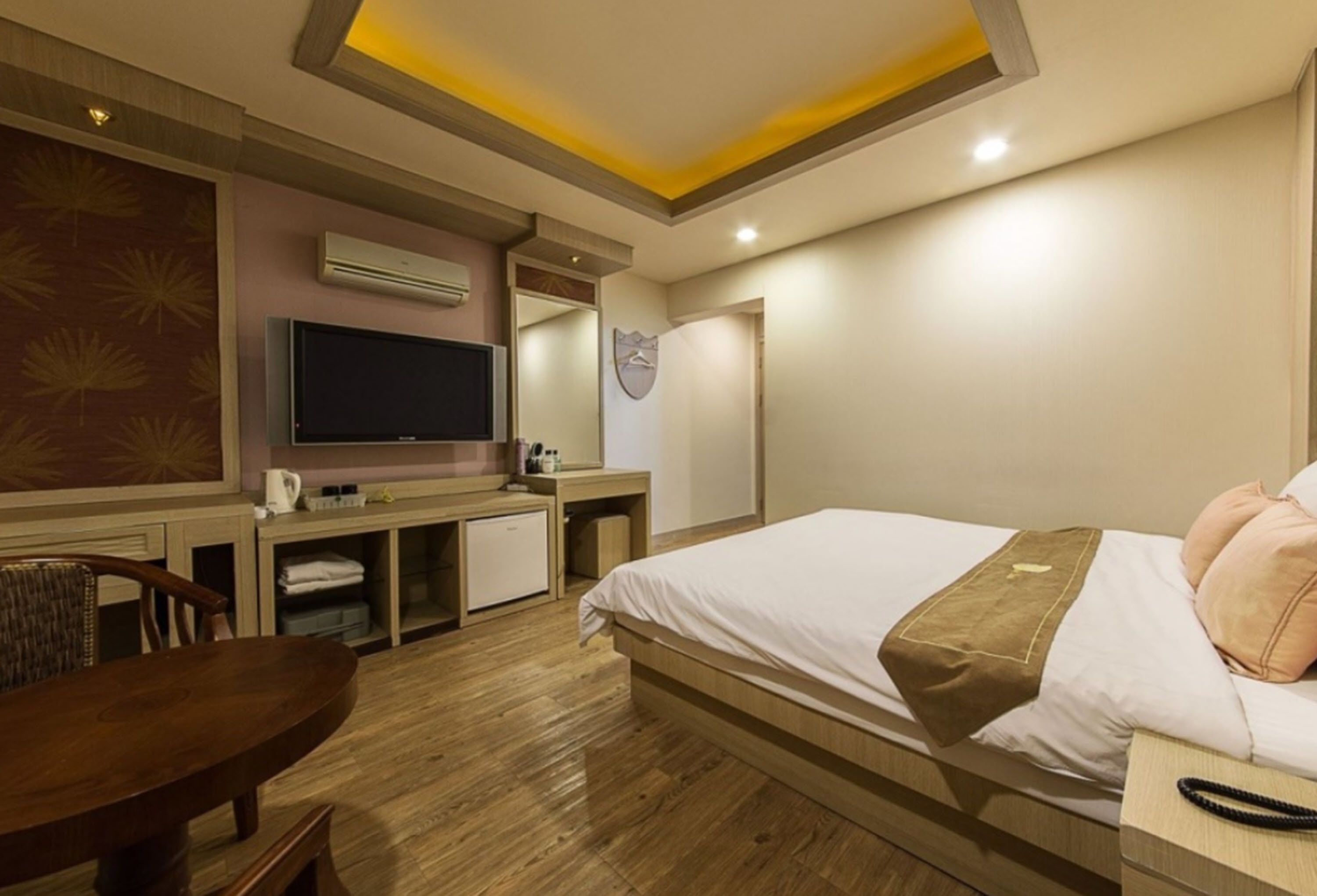 standard room | desk, soundproofing, free wifi, wheelchair access