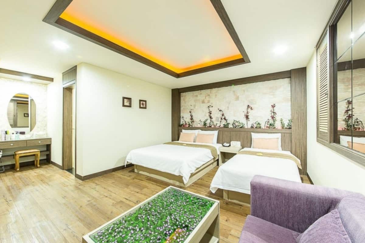 deluxe room, bathtub | desk, soundproofing, free wifi, wheelchair access