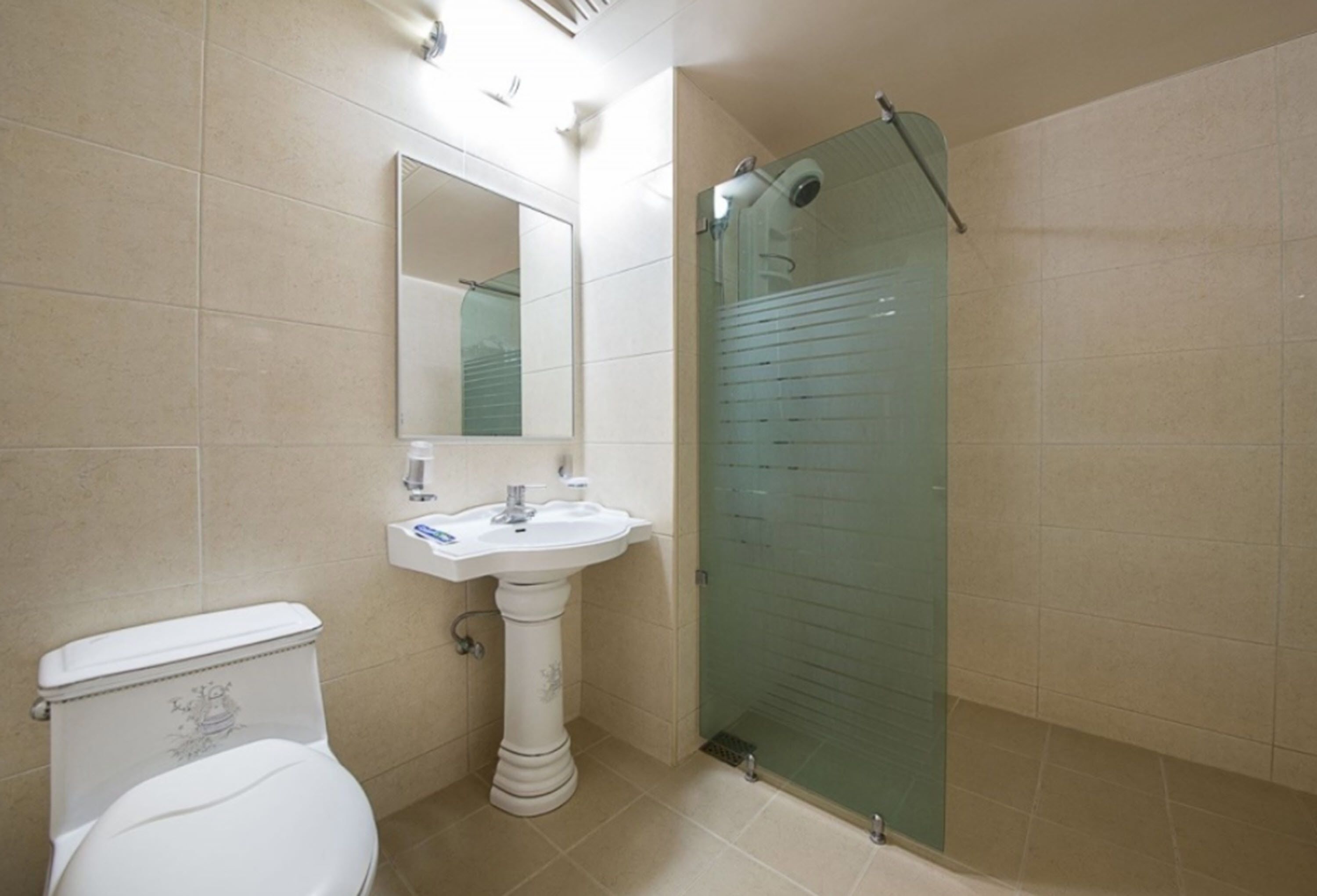 standard room | bathroom | shower, free toiletries, hair dryer, slippers
