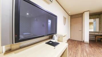 Deluxe Room, Bathtub | Television