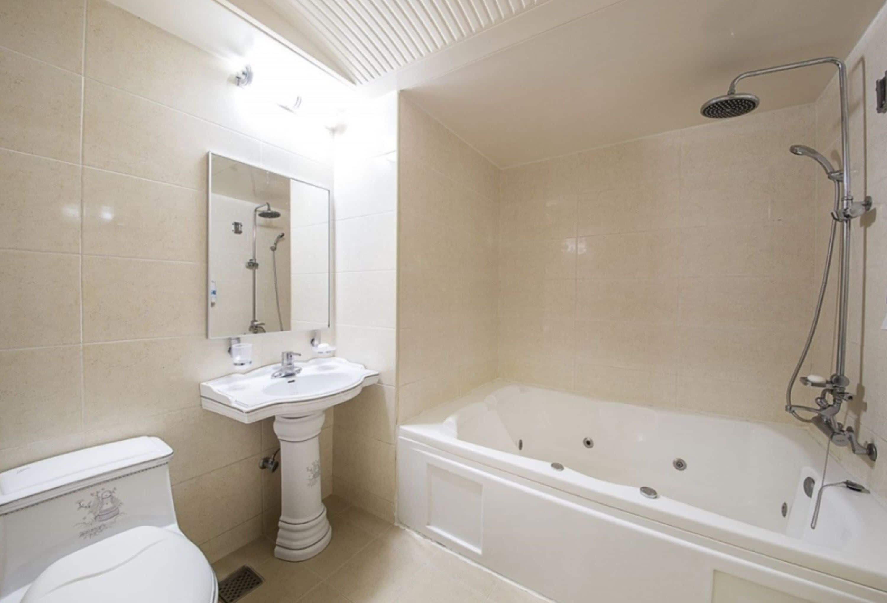 deluxe room, bathtub | bathroom | shower, free toiletries, hair dryer, slippers