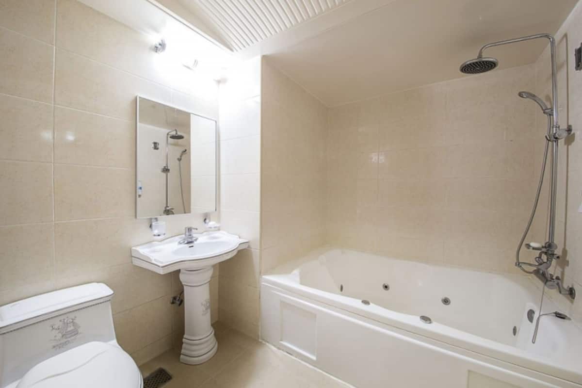 deluxe room, bathtub | bathroom | shower, free toiletries, hair dryer, slippers
