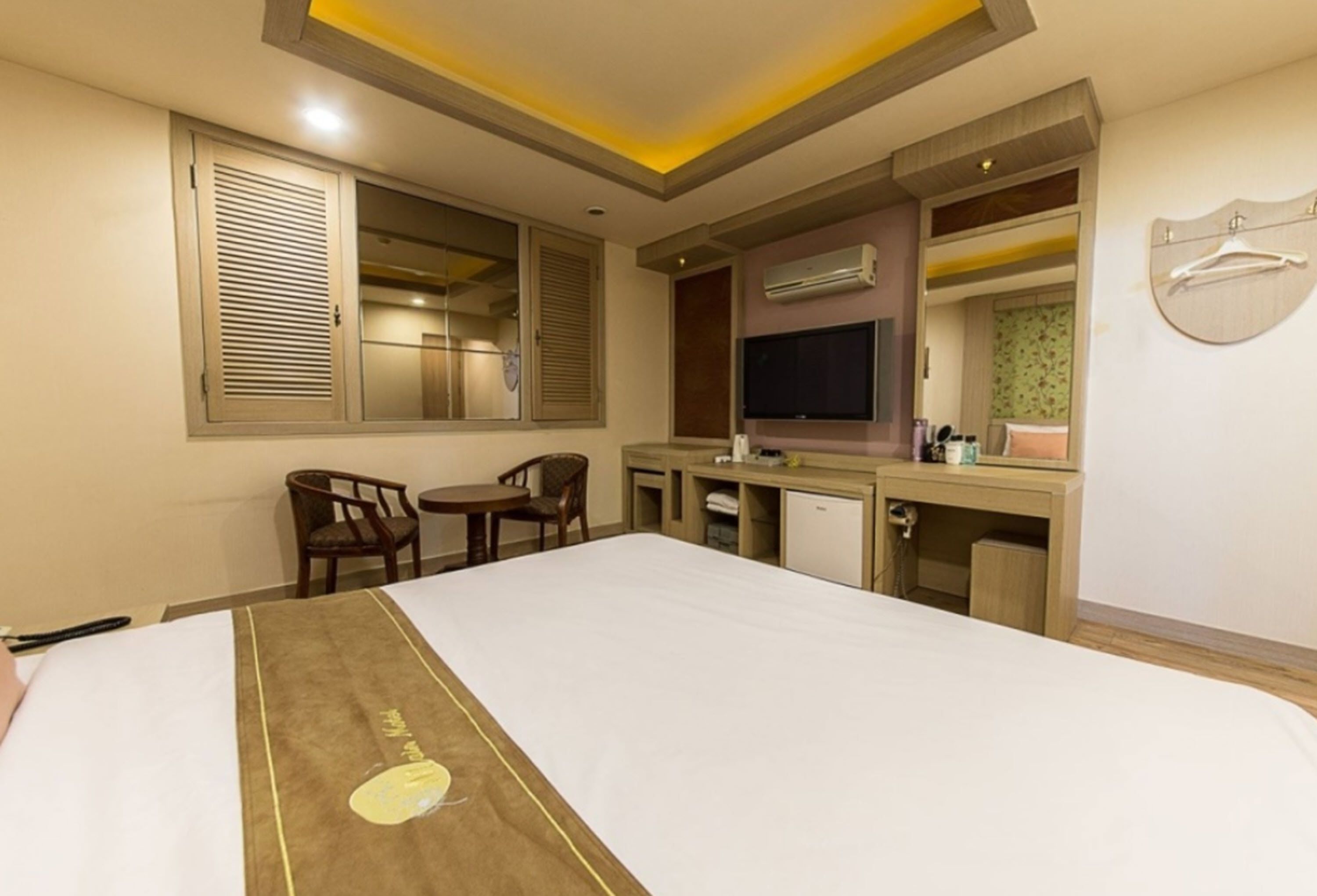 standard room | desk, soundproofing, free wifi, wheelchair access