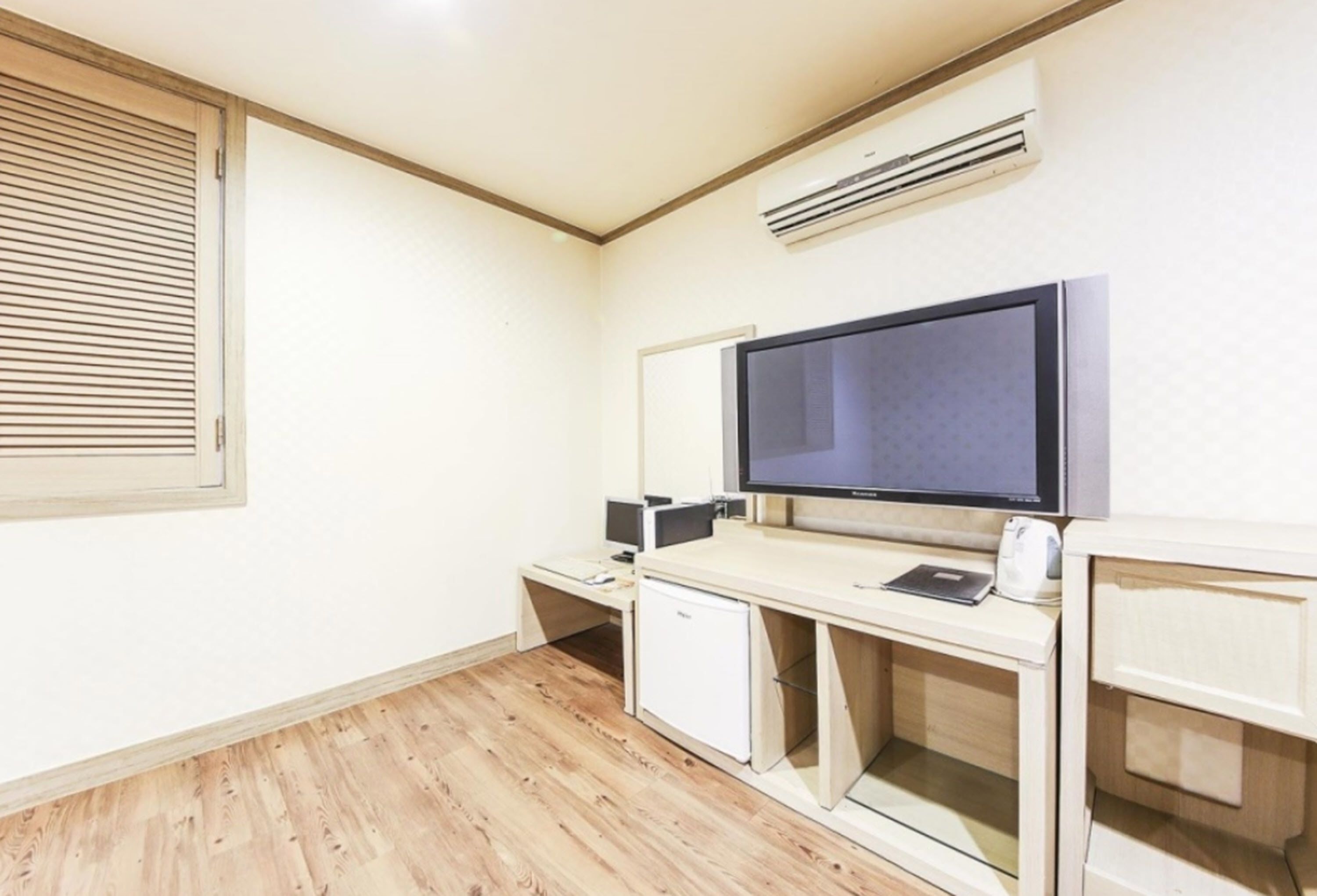 deluxe room, bathtub | television