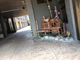 Un pasillo cubierto con un barril de madera rústico y plantas decorativas.
