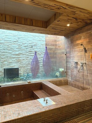 Dobbeltrom, ikke-røyk (C) | Bad | Separat badekar og dusj, boblebad og toalettartikler (inkludert)