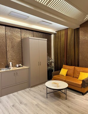 Double Room, Non Smoking (C) | Living room