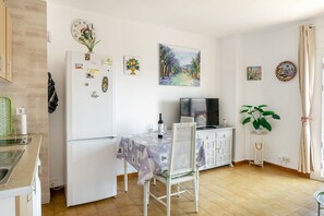 Refrigerador, parrilla de estufa, cafetera y tetera y molino para café 