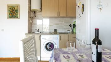 Refrigerador, parrilla de estufa, cafetera y tetera y molino para café