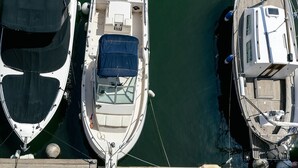 Trois bateaux étaient amarrés dans une marina.
