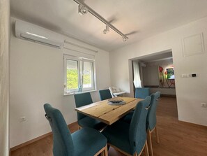 Family Apartment, 3 Bedrooms, Terrace, Tower | Dining room