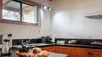 Refrigerador, microondas, parrilla de estufa y tostadora