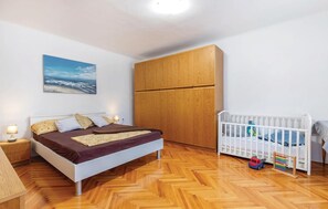 2 bedrooms, travel crib, free WiFi, bed sheets