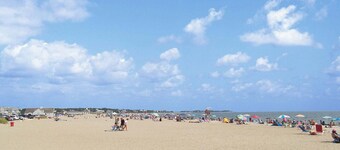 Walk To Beaches, Main Street, and Harbor. 1BR Cottage. Quiet Area. Captain Gosnold Village 16A