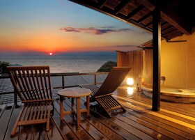 Bañera y ducha independientes y bañera de agua termal