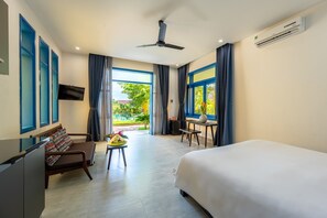 Deluxe-studiosviitti | Tallelokero huoneessa, työpöytä, äänieristys, silitysrauta/-lauta