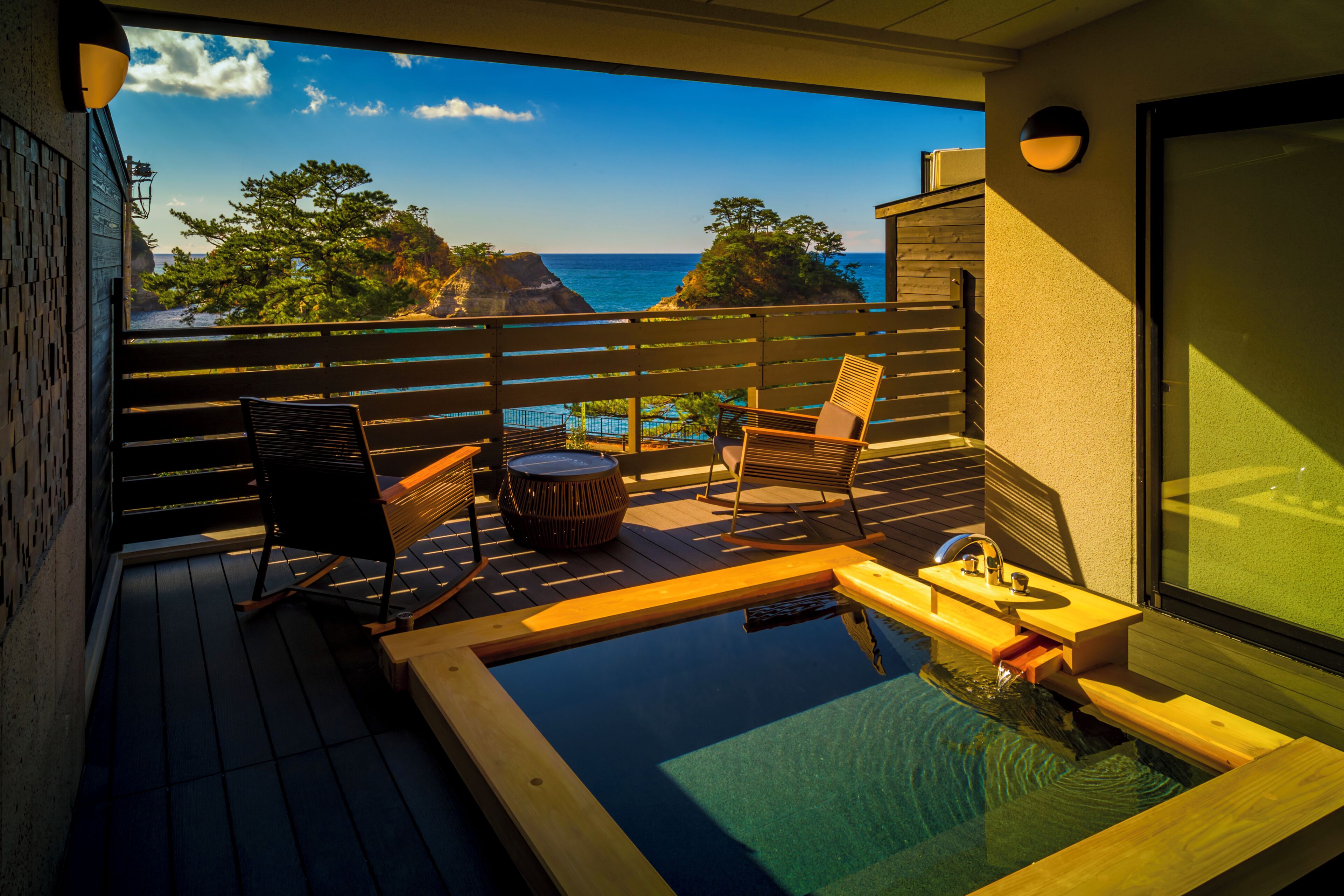 独立的浴缸和淋浴、泉水浴缸、免费洗浴用品、吹风机