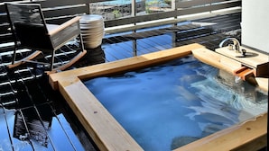 A hot tub on a balcony with a view of the ocean and rocky outcrops. - Mayu Futahari (Nishiizu)