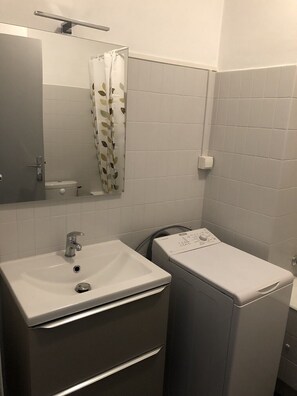 Een haardroger, handdoeken, zeep, shampoo