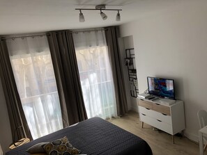 1 bedroom, memory foam beds, iron/ironing board, WiFi - Functional & Chic 27 m2, bright with balcony and air-conditioning in the center of town  (Aix-en-Provence)