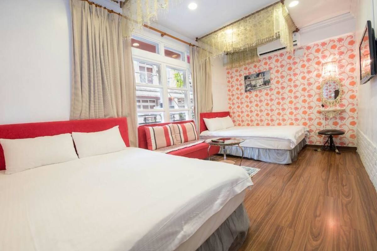 Standard Quadruple Room, Non Smoking | Desk, blackout drapes, rollaway beds, free WiFi