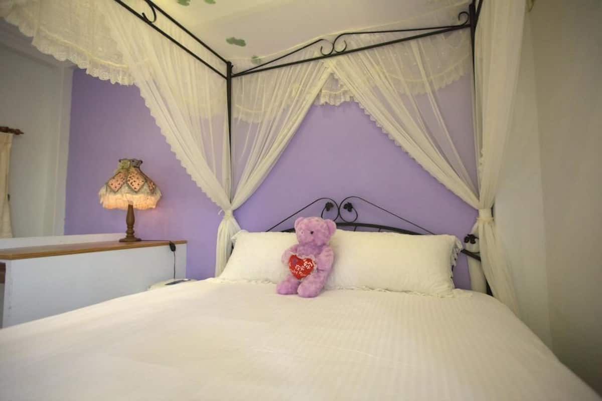 Desk, blackout drapes, rollaway beds, free WiFi
