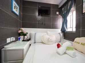 Blackout curtains, iron/ironing board, bed sheets - Sun Guest House (Kowloon)