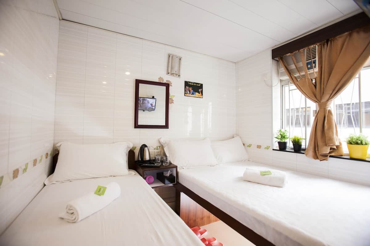 Cortinas blackout, tabla de planchar con plancha y ropa de cama