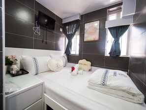 Blackout curtains, iron/ironing board, bed sheets - Sun Guest House (Kowloon)