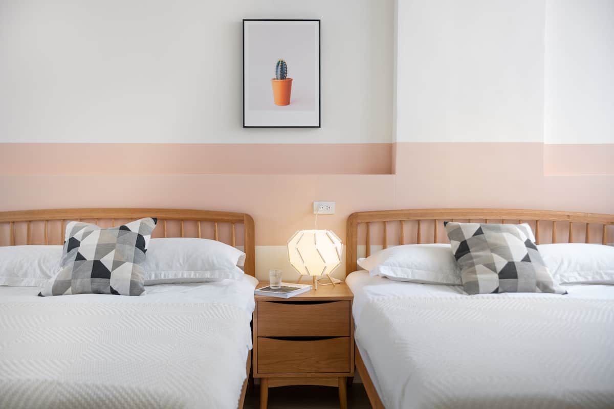 Comfort vierpersoonskamer | 1 slaapkamer, individueel gemeubileerd, een bureau, een laptopwerkplek
