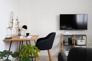 Muebles diferentes, escritorio y espacio para trabajar con laptop 