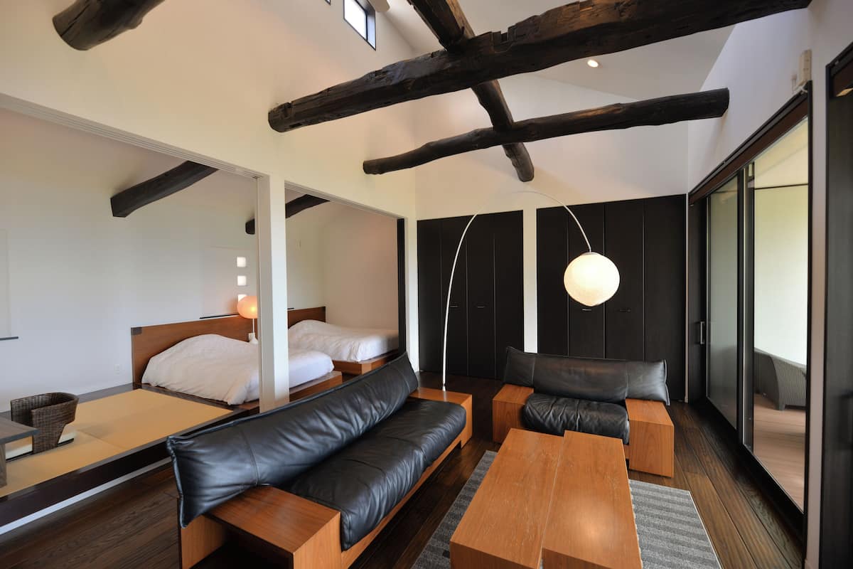 1 habitación, cubrecamas y minibar con artículos gratuitos