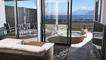 Habitación, varias camas, vista al océano (Japanese Western, Open-air Bath) | 1 habitación, edredón y artículos del minibar gratis