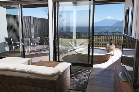 Japanese Western Style Room with Private Open-air Bath, Ocean View | Down comforters, free minibar, in-room safe, blackout drapes