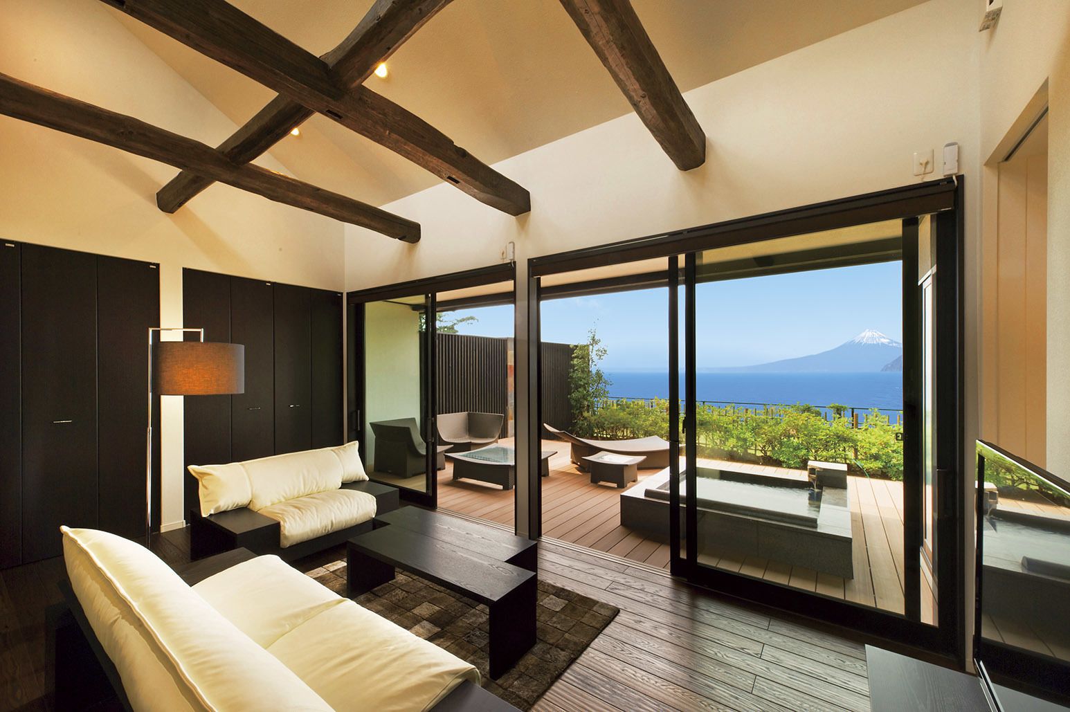 和洋室 露天風呂付 オーシャンビュー | リビングルーム | 薄型テレビ