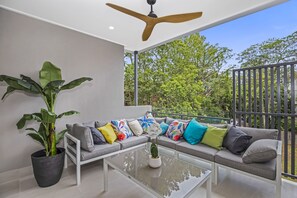 Property grounds - Park Avenue Luxe Chic Townhouse Sleeps 9, Carpark (Auchenflower)