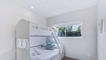 3 bedrooms, iron/ironing board, free WiFi, bed sheets