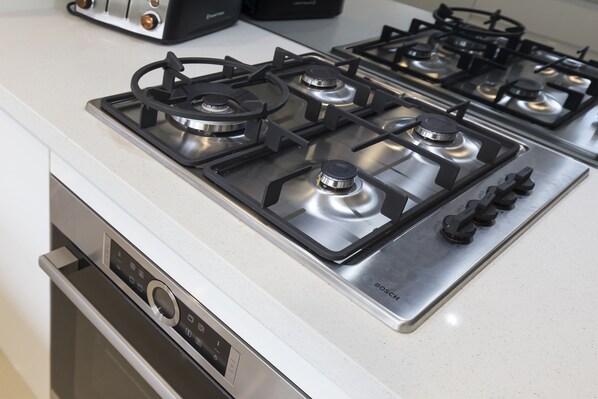 Una cocina con estufa y horno Bosch a gas de acero inoxidable.