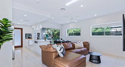 Park Avenue Luxe Chic Townhouse Sleeps 9, Carpark