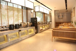 Daily buffet breakfast (CNY 18 per person)