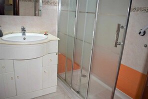 Bathroom - Quarteira T2 Downtown, common terrace with sea view (Quarteira)
