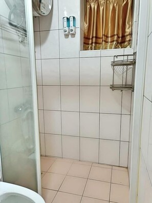 Basic Loft, 1 Queen Bed, Ensuite, Mezzanine | Bathroom | Shower, free toiletries, hair dryer, slippers