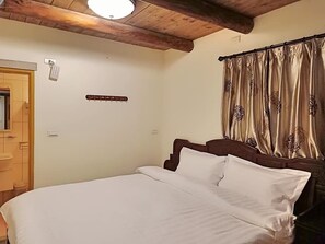 Elite Loft, 1 King Bed, Ensuite, Mezzanine | Desk, rollaway beds, free WiFi, bed sheets