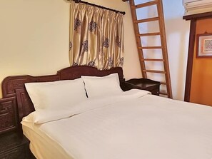 Elite Loft, 1 King Bed, Ensuite, Mezzanine | Desk, rollaway beds, free WiFi, bed sheets